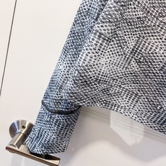 The North Face Hoodie Motivation Flashdry Pullover Sweatshirt Thumbhole in Gray - Picture 10 of 10